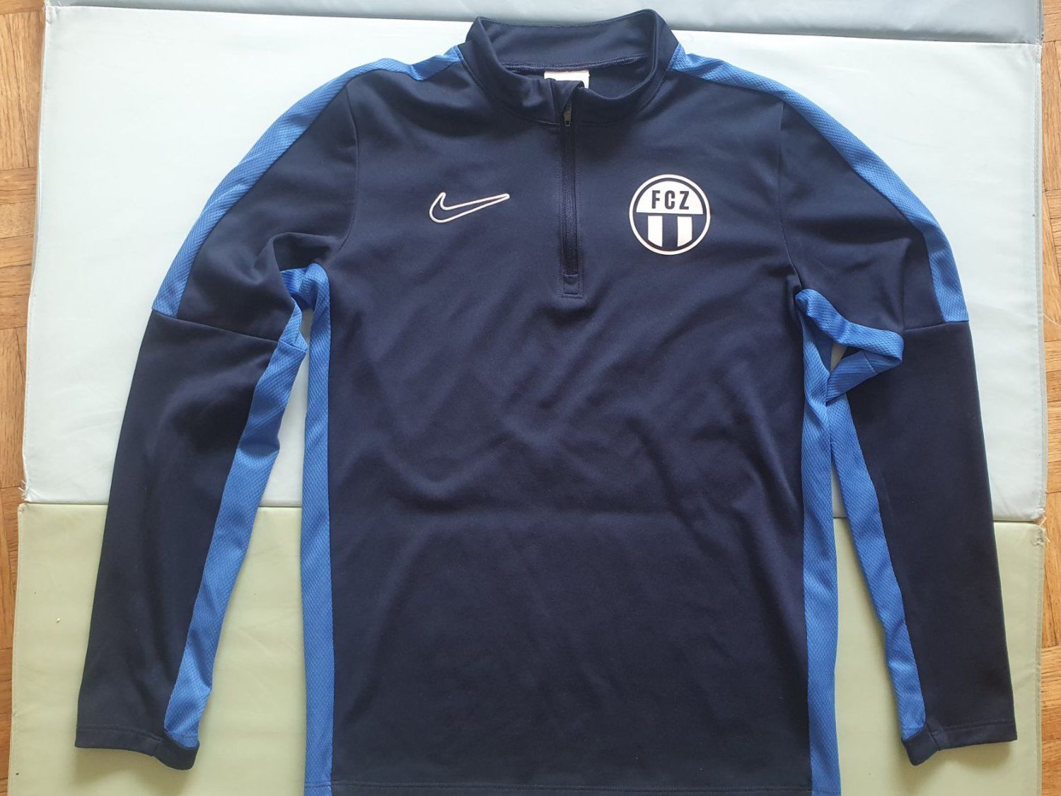 Nike Pullover & Sweatshirts: FCZ Kinder-Trainingpullover Nike Dri-Fit Grösse M dunkelblau – Gebraucht aus Zürich von Kadija6