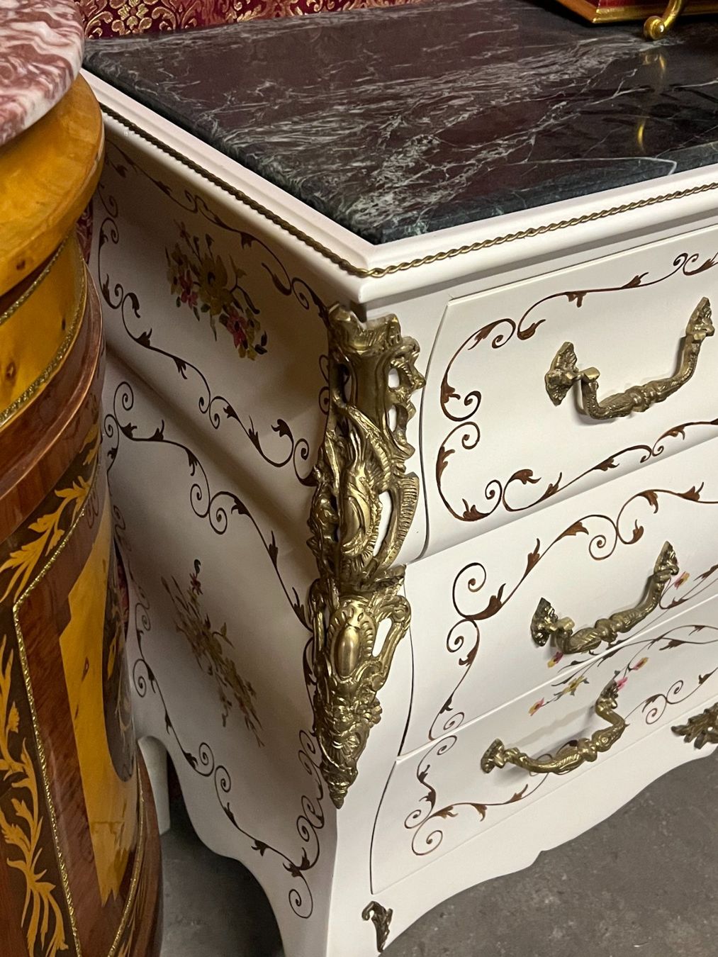 Kommoden: Commode de style Louis XV , 3 tiroirs, motif  fleuri. – Gebraucht aus geneve von louisart 3