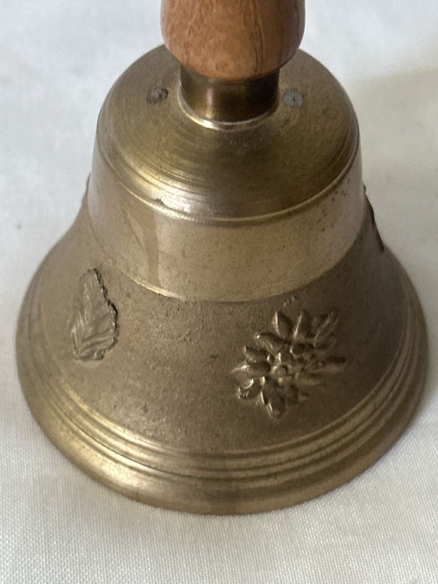 Campanacci mucche: Handglocke mit Holzgriff und Eidgenössischem Wappen, Messing – Usato da Zürich venduto da Chaeffeler 5