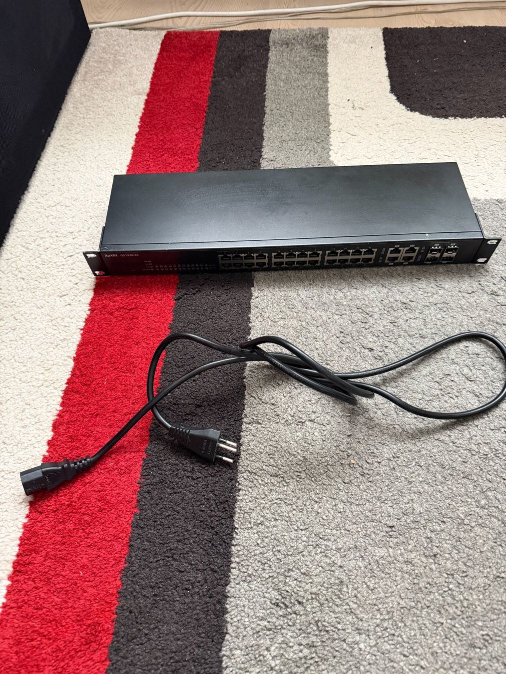 Zyxel Hub & Switch: Zyxel GS1920-24 Managed Switch inkl. Rackmontage – Usato da Flawil venduto da oie_123_b