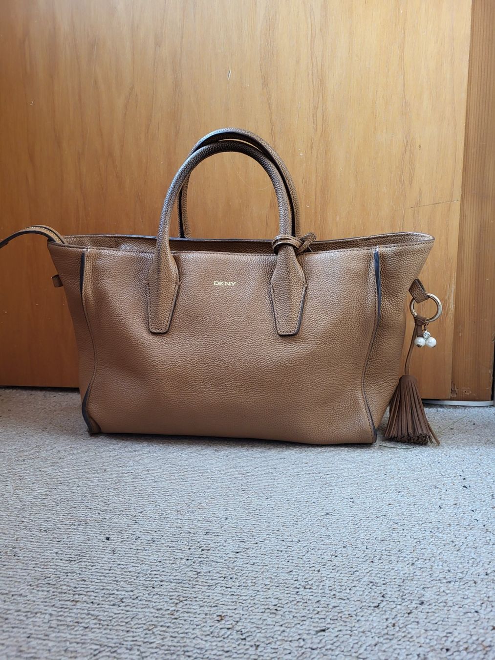 DKNY Taschen für Damen: DKNY Ledertasche – Gebraucht aus Zweisimmen von Adorable