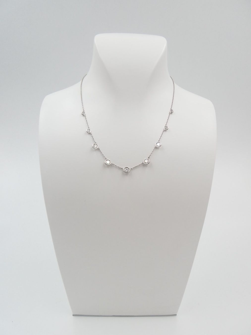 Gübelin Catenine: WEISSGOLDCOLLIER MIT EINZELNEN BRILLANTEN – Usato da Luzern venduto da EdiGem