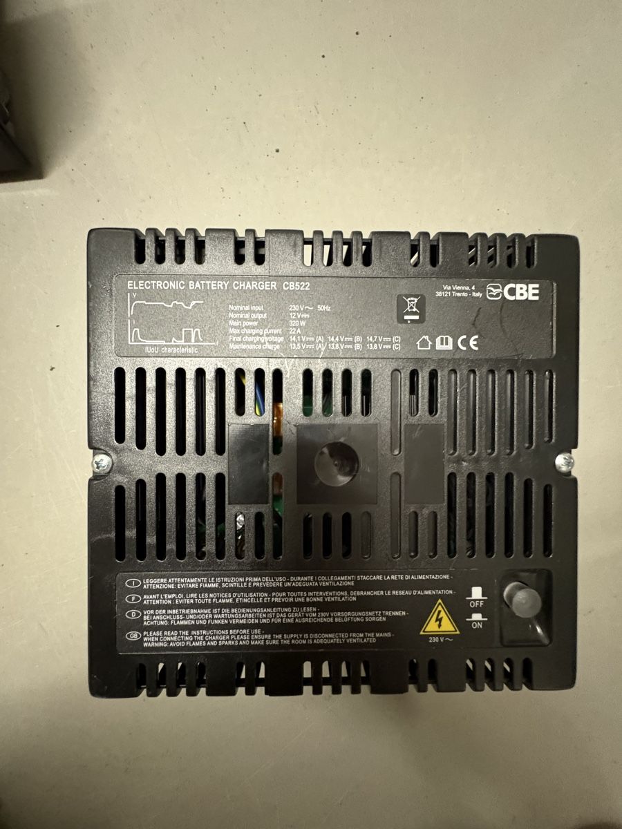 Chargeurs de batterie: Ladegerät 12V – D'occasion à Riken AG par VFAEG8x8