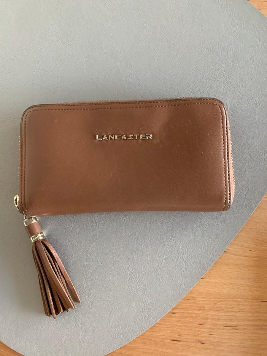 Lancaster Portamonete: Portefeuille Lancaster cuir marron pompon doré – Usato da Sion venduto da tchana77