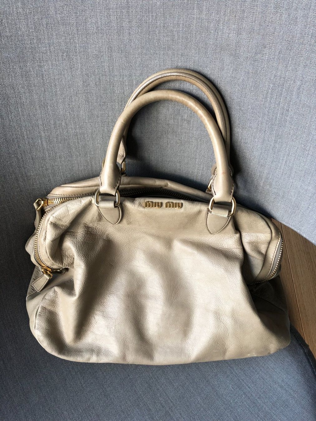 Miu Miu Taschen für Damen: Original Miu Miu Handtasche in beige – Gebraucht aus Visperterminen von  2