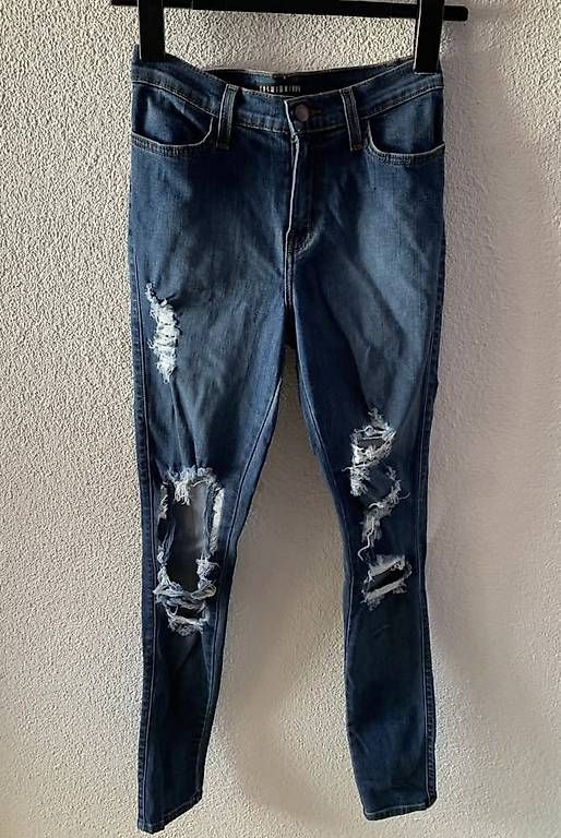 Jeans: Fashionnova Jeans mit Löchern – Usato da Wahlen b. Laufen venduto da Jeanine_T