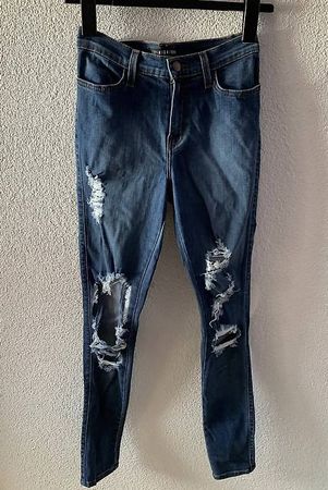 Fashionnova Jeans mit Löchern