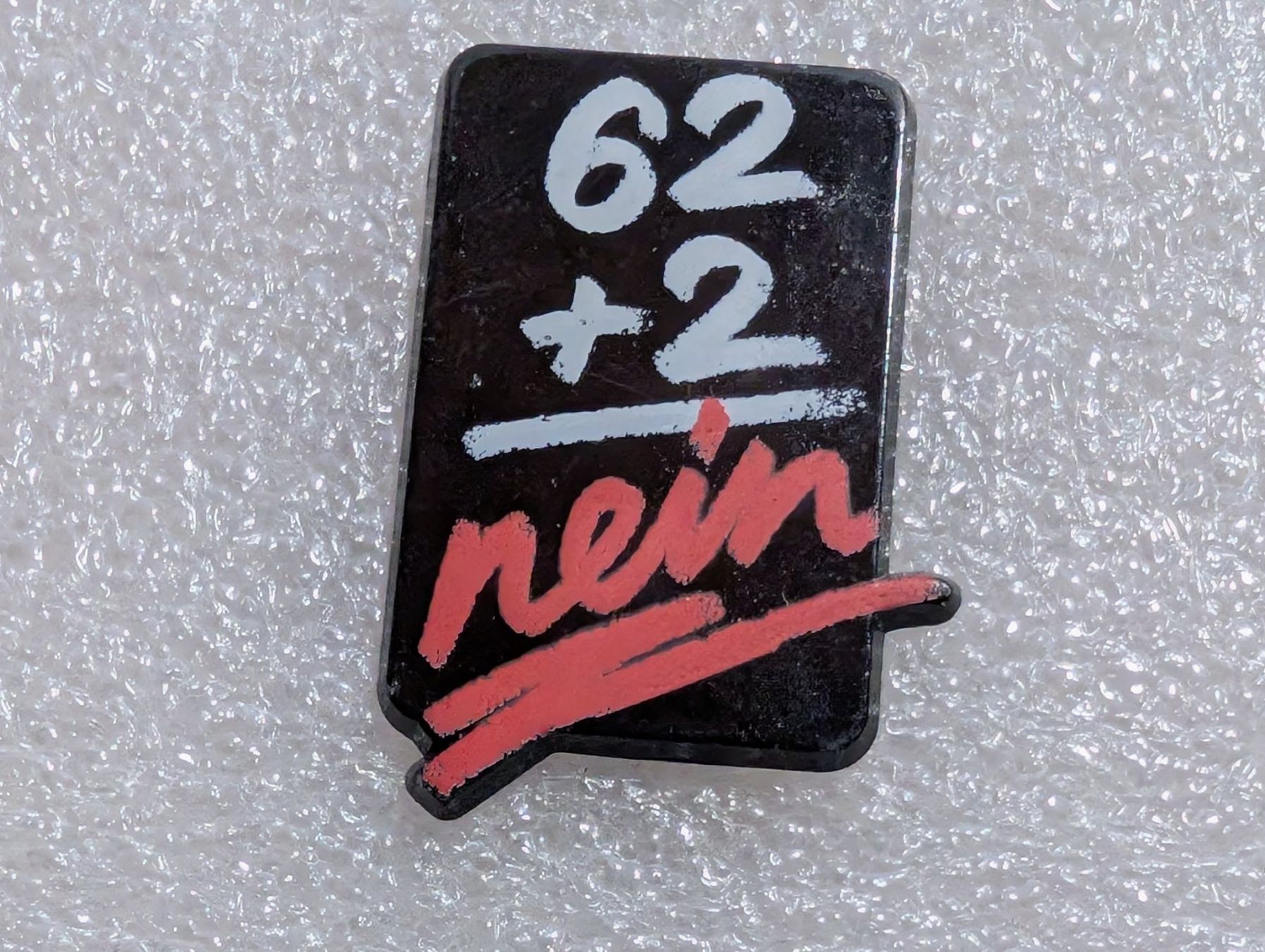Plaketten & Abzeichen: Ansteckpin 263: 62+2 Nein – Gebraucht aus Oppligen von Pin-Fall-Shop