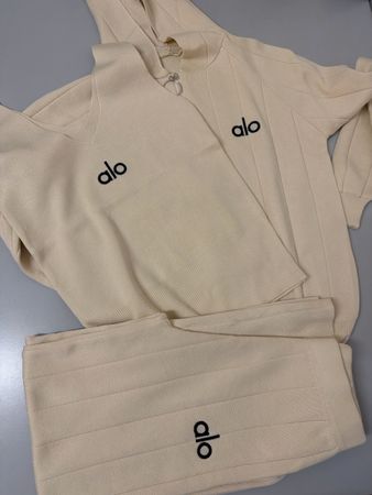 Alo Yoga Dreierset Beige Pullover Weste Hose Groesse M neu