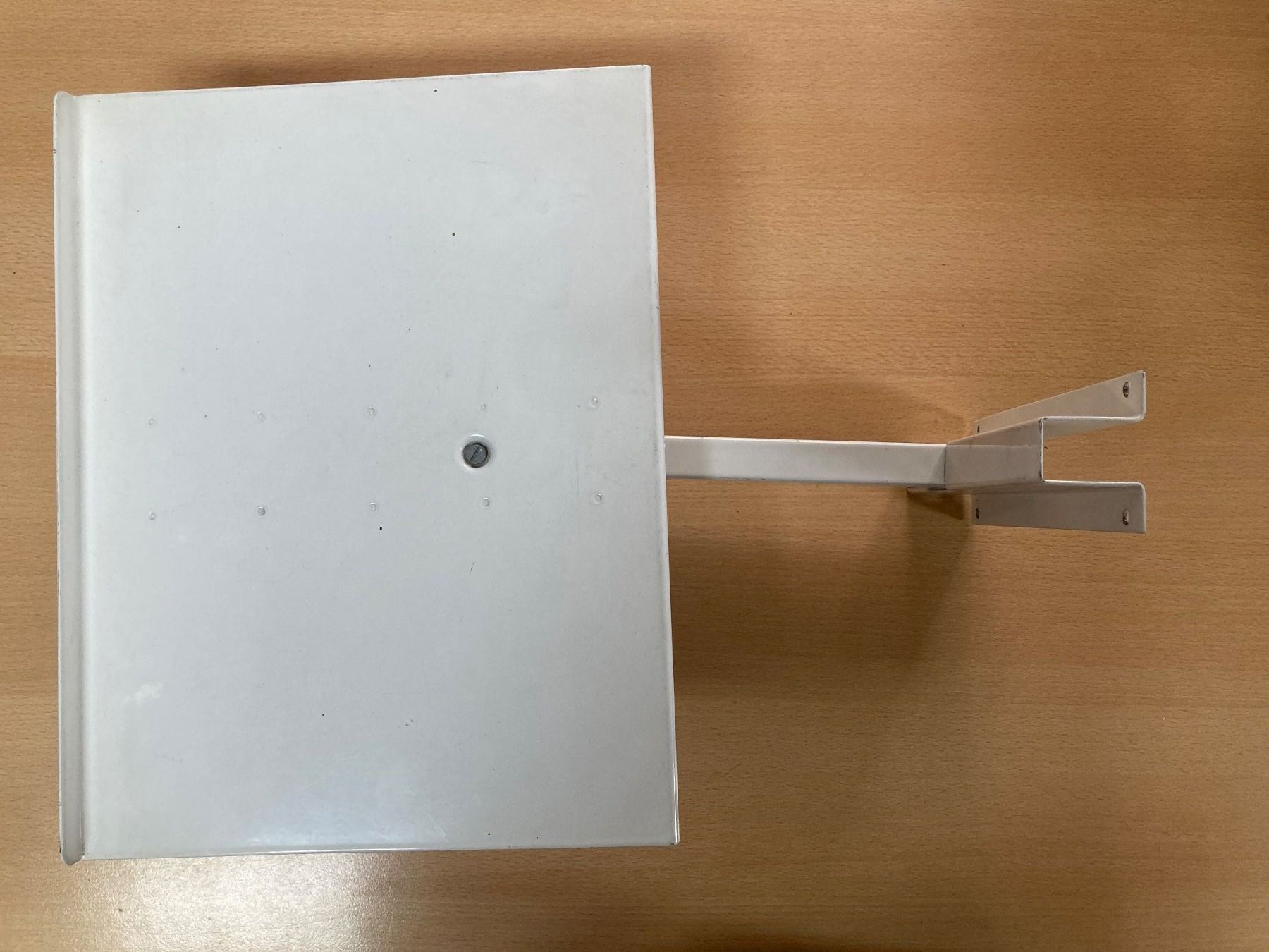 Wandhalterungen: Wand-Beamerhalterung Weiss – Gebraucht aus Weite von FTW-AG