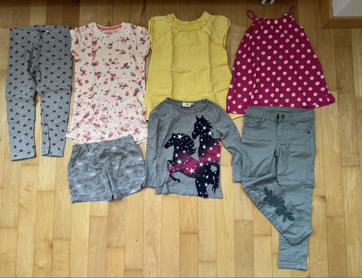 Lotti & Set di vestiti: Mädchen Kleider Paket 98-104 - 40 st – Usato da Möhlin venduto da tiio 3