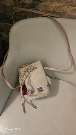 Borsa a sacco trapuntata beige con frange e ricami