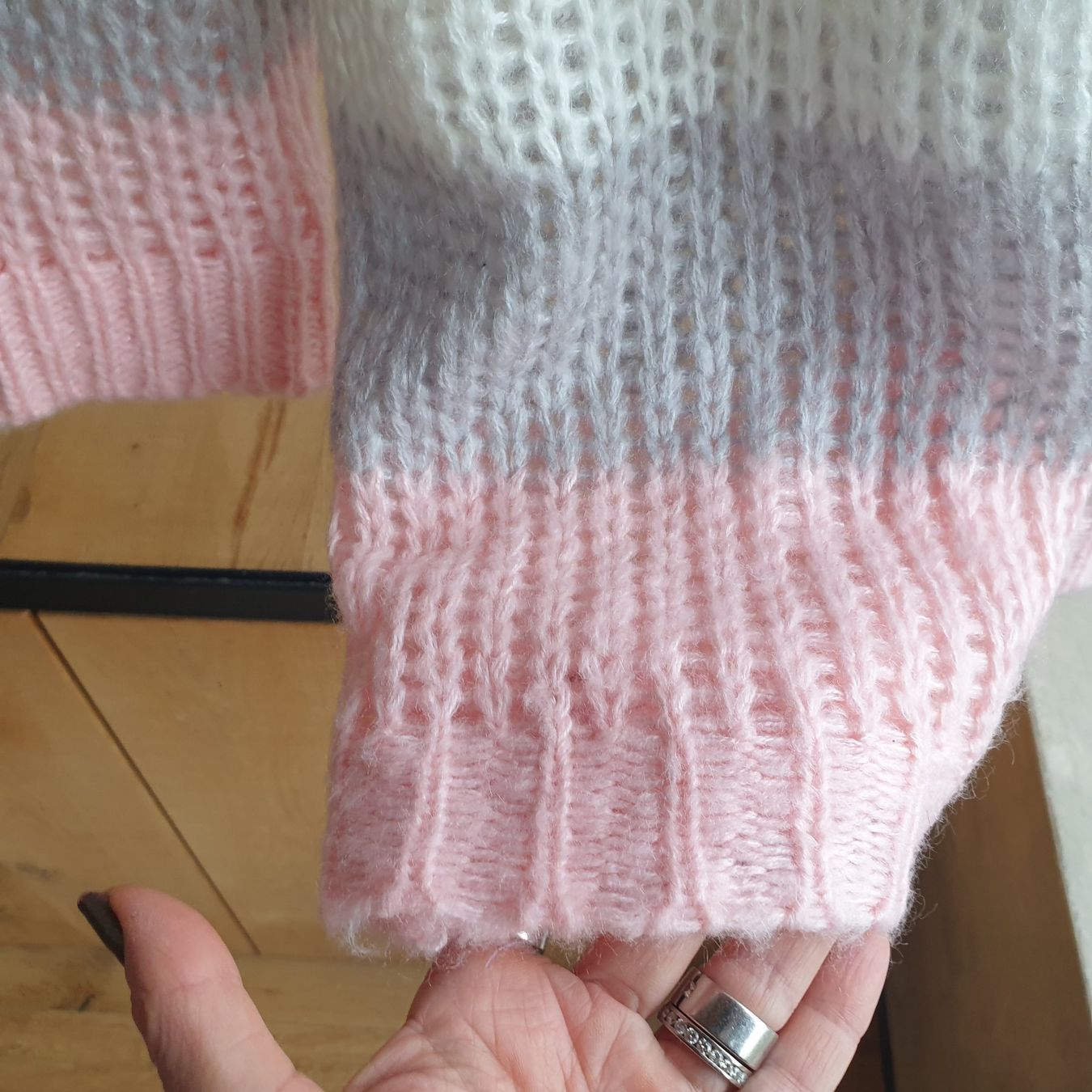 Maglioni & Felpe: 🐸 STRICKPULLOVER SUPER SOFT M PULLOVER ROSA WEISS GRAU – Usato da Môtier (Vully) venduto da Frogs 4