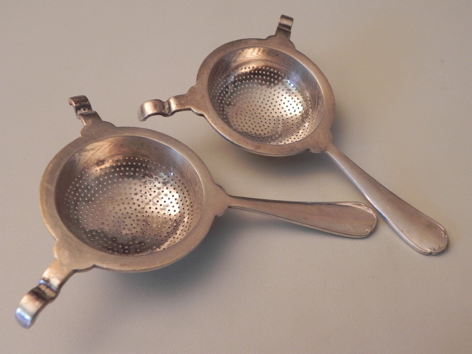 Christofle Set di piatti: 2 Teesieb/Teefilter CHRISTOFLE Paris – Usato da Minusio venduto da Lory64