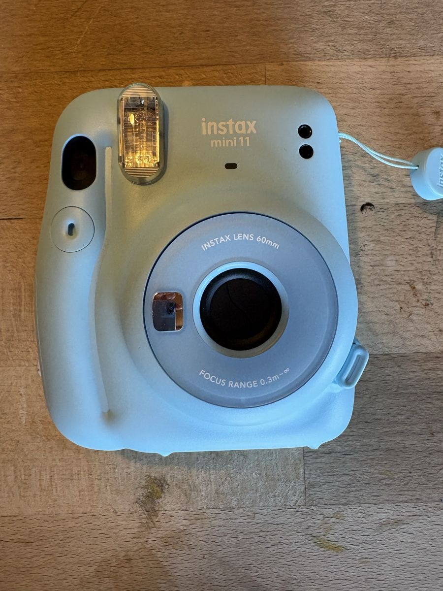 Fujifilm Fotocamera: Instax Mini 11 Sofortbildkamera hellblau inkl. Hülle  – Usato da Elsau venduto da mischwe