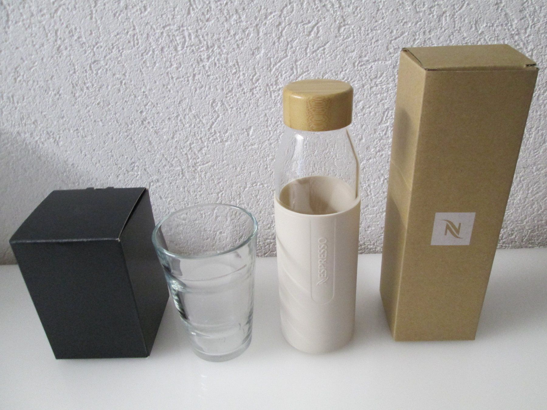Nespresso Borracce & Thermos: Nespresso Glas mit Nespresso Flasche , Originalverpackung. – Nuovo e nell'imballaggio originale da Movelier venduto da KRASI61