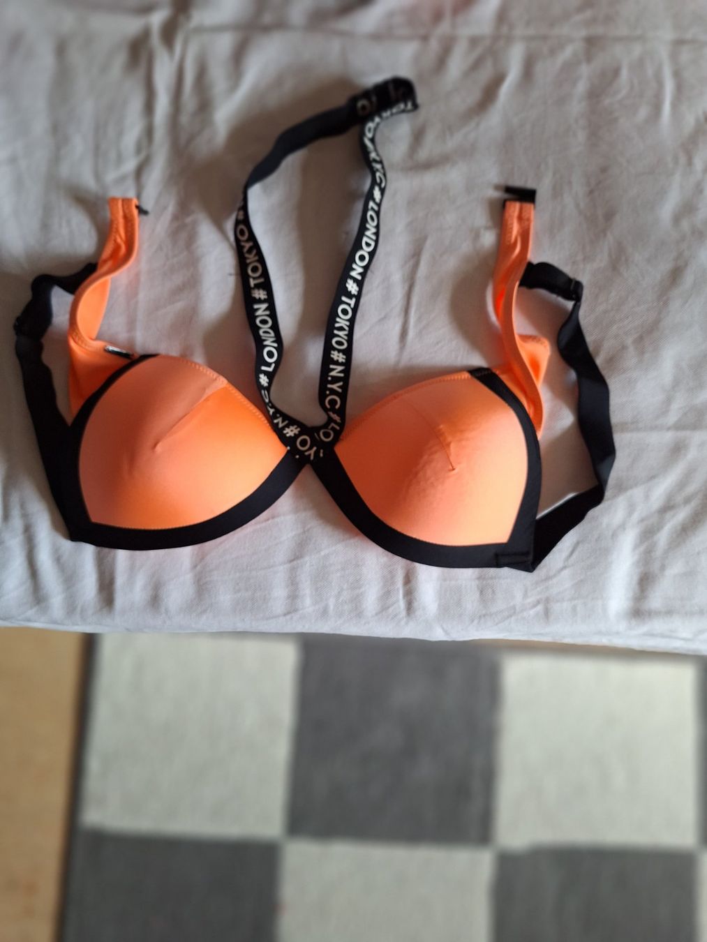 Costumi da bagno & Bikini: 2 Bikinioberteile, Gr. 42 – Nuovo (secondo la descrizione) da Aesch BL venduto da sar_j59l