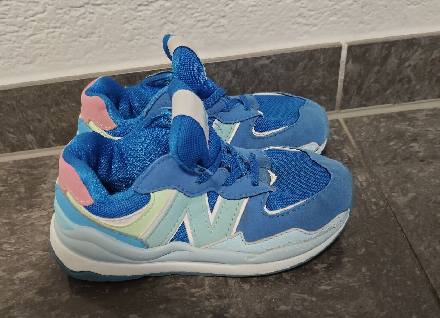 New Balance Scarpe da uomo: New Balance Baskets Enfants Taille 26 – Usato da Oberburg venduto da Ines2019 1