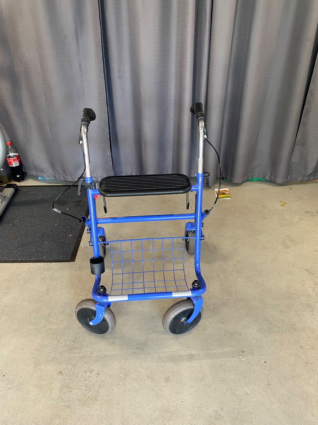 Aides à la marche: Rollator – D'occasion à Goldau par Bugja 1