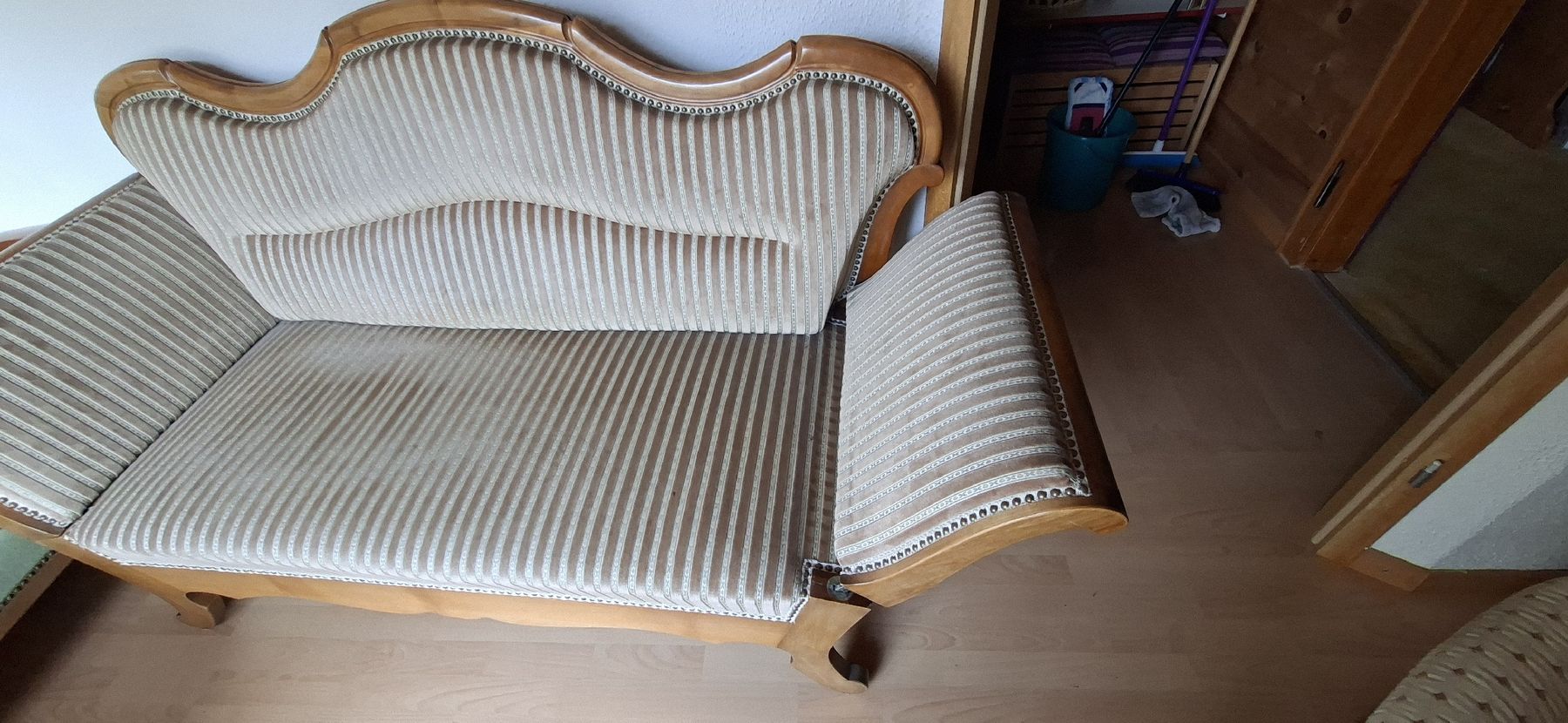 Divani: Antikes Sofa mit Stoffbezug und Holzrahmen – Usato da Buochs venduto da buochser6 1