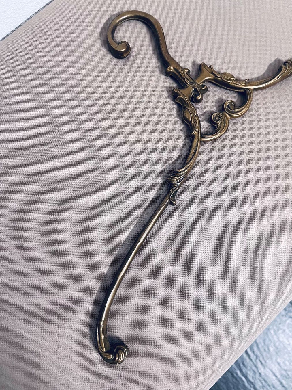Kleiderbügel: Bronze oder Messing Kleiderbügel – Gebraucht aus Winkel von KaschmirArt 8