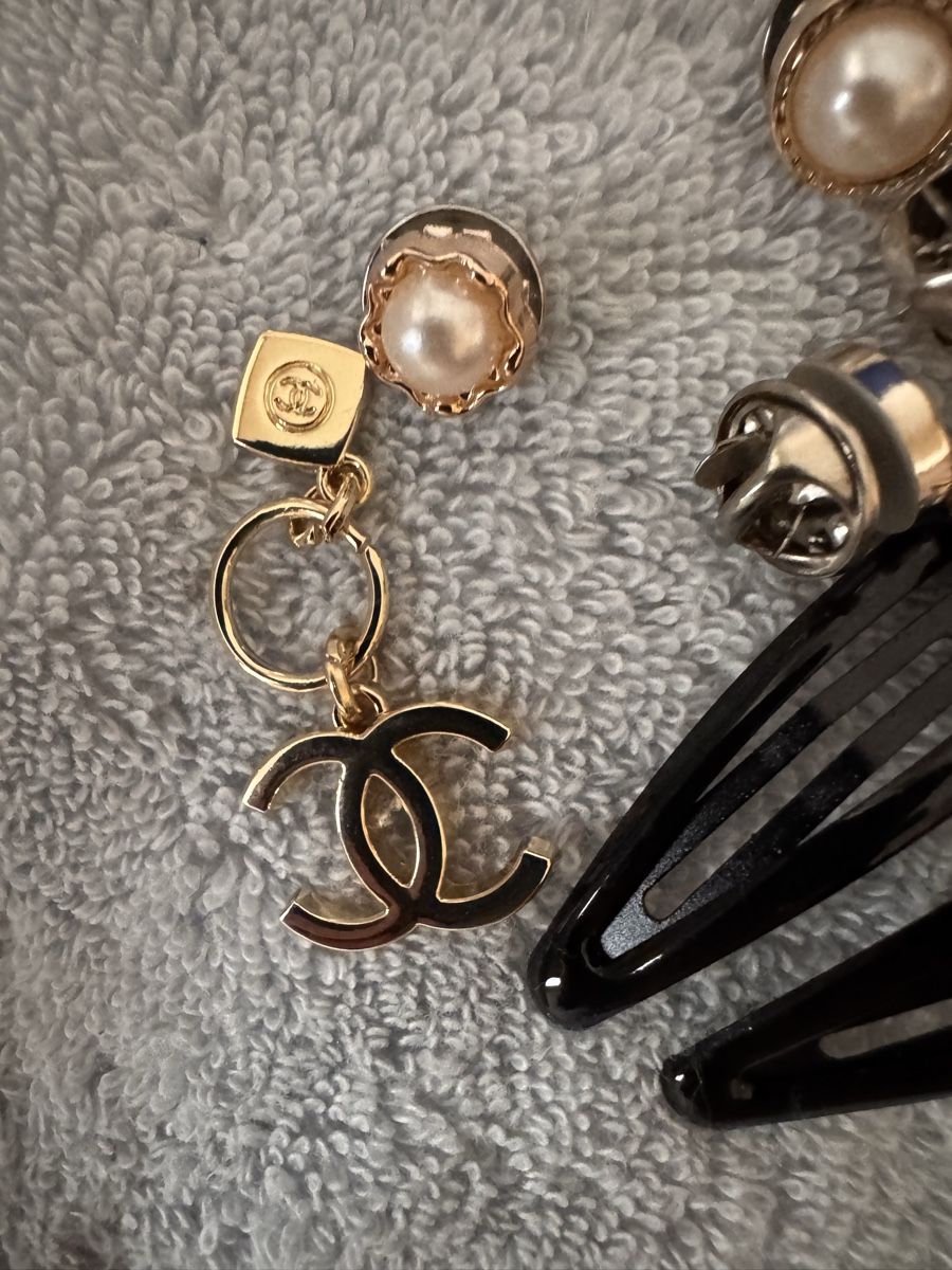 Chanel Altri gioielli: Chanel breloque, pins et barrette – Nuovo (secondo la descrizione) da Genève venduto da Allisgood 2