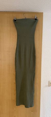Olivgrünes geripptes Maxikleid