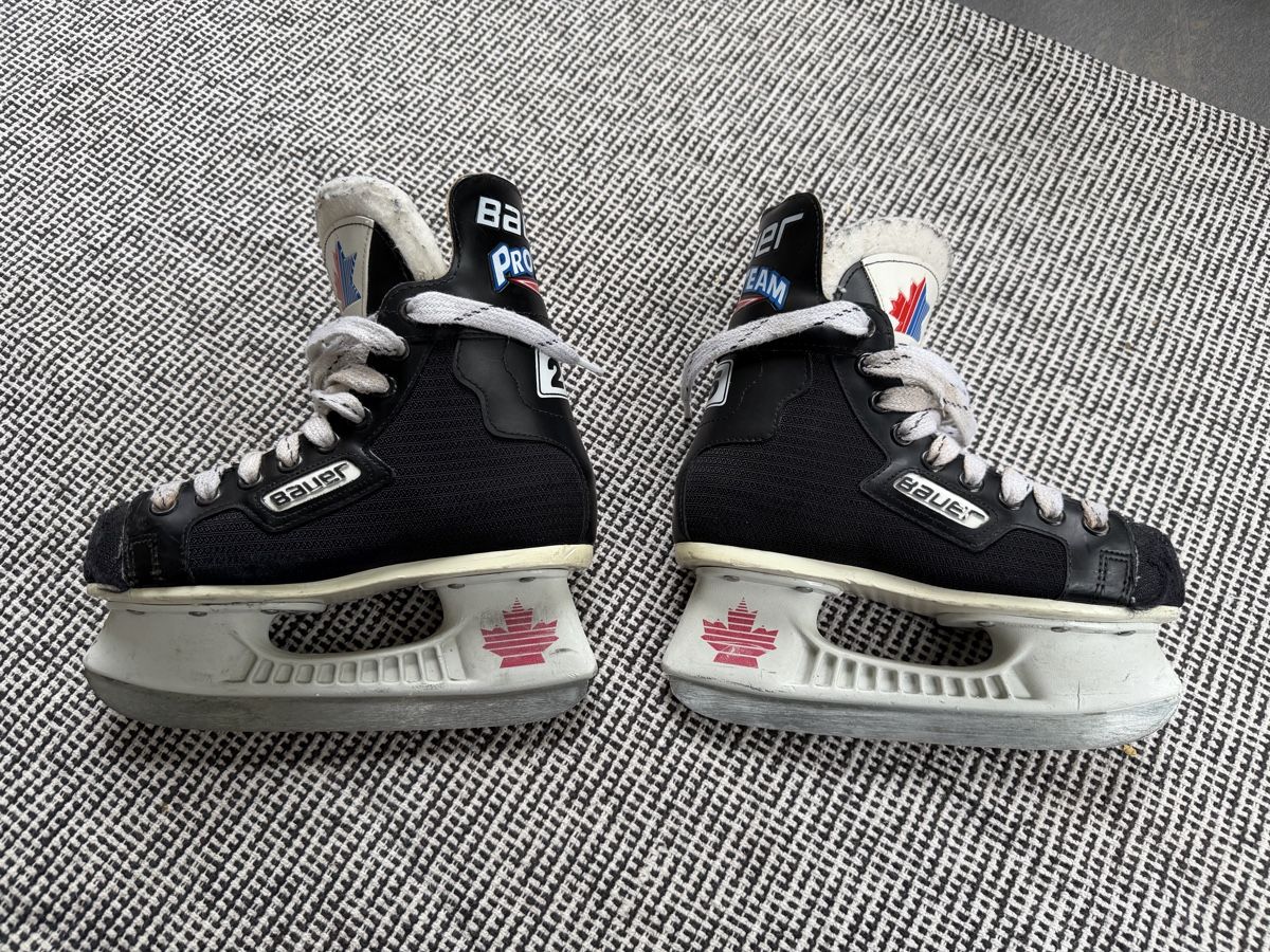 Bauer Pattini da ghiaccio: Schlittschuhe ca. Grösse 33 – Usato da Zürich venduto da Overtime89