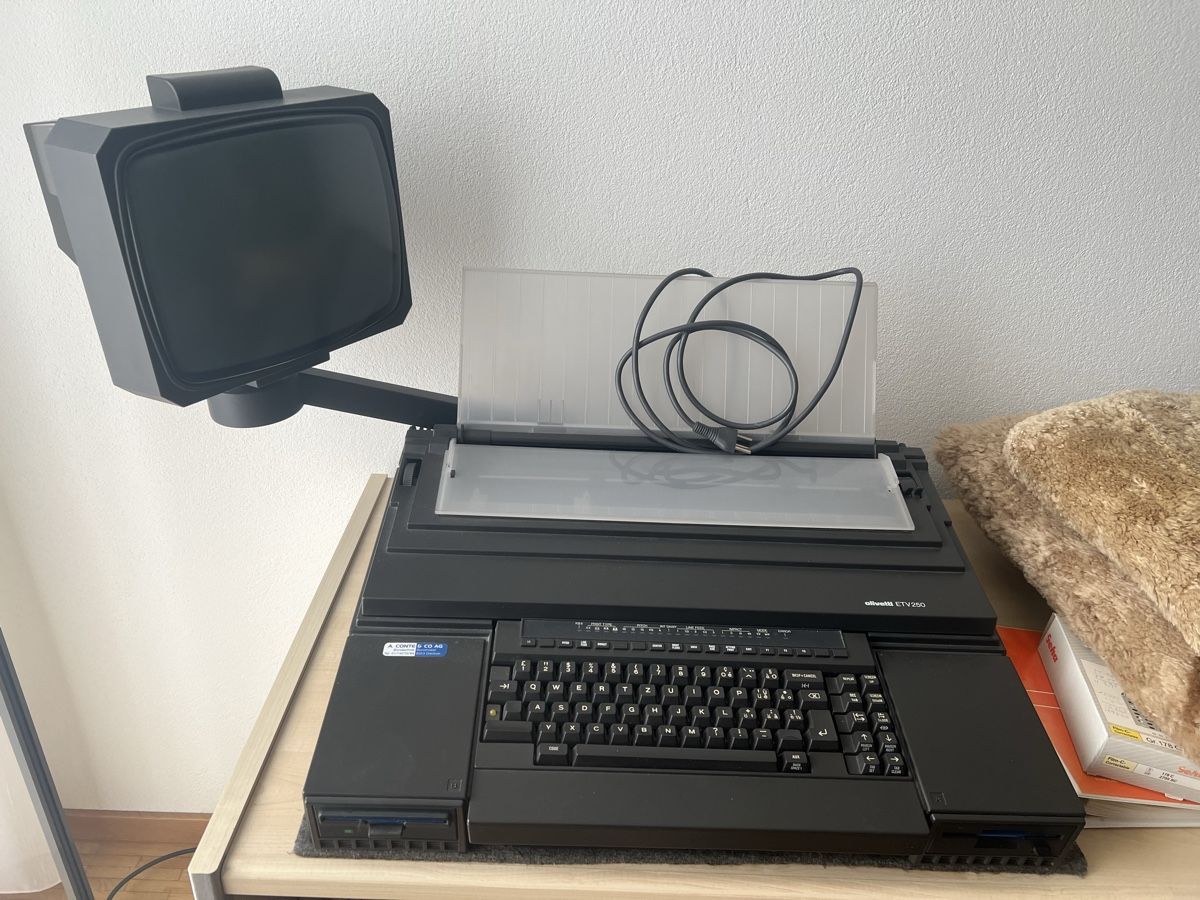 Olivetti Schreibmaschinen: Olvetti ETV 250 – Gebraucht aus Zürich von