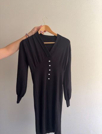 Robe noire élégante - idéale pour l'automne et l'hiver!