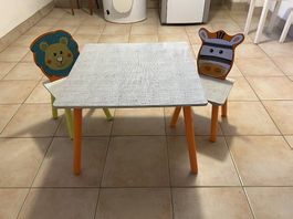 Kindertisch mit 2 Stühlchen