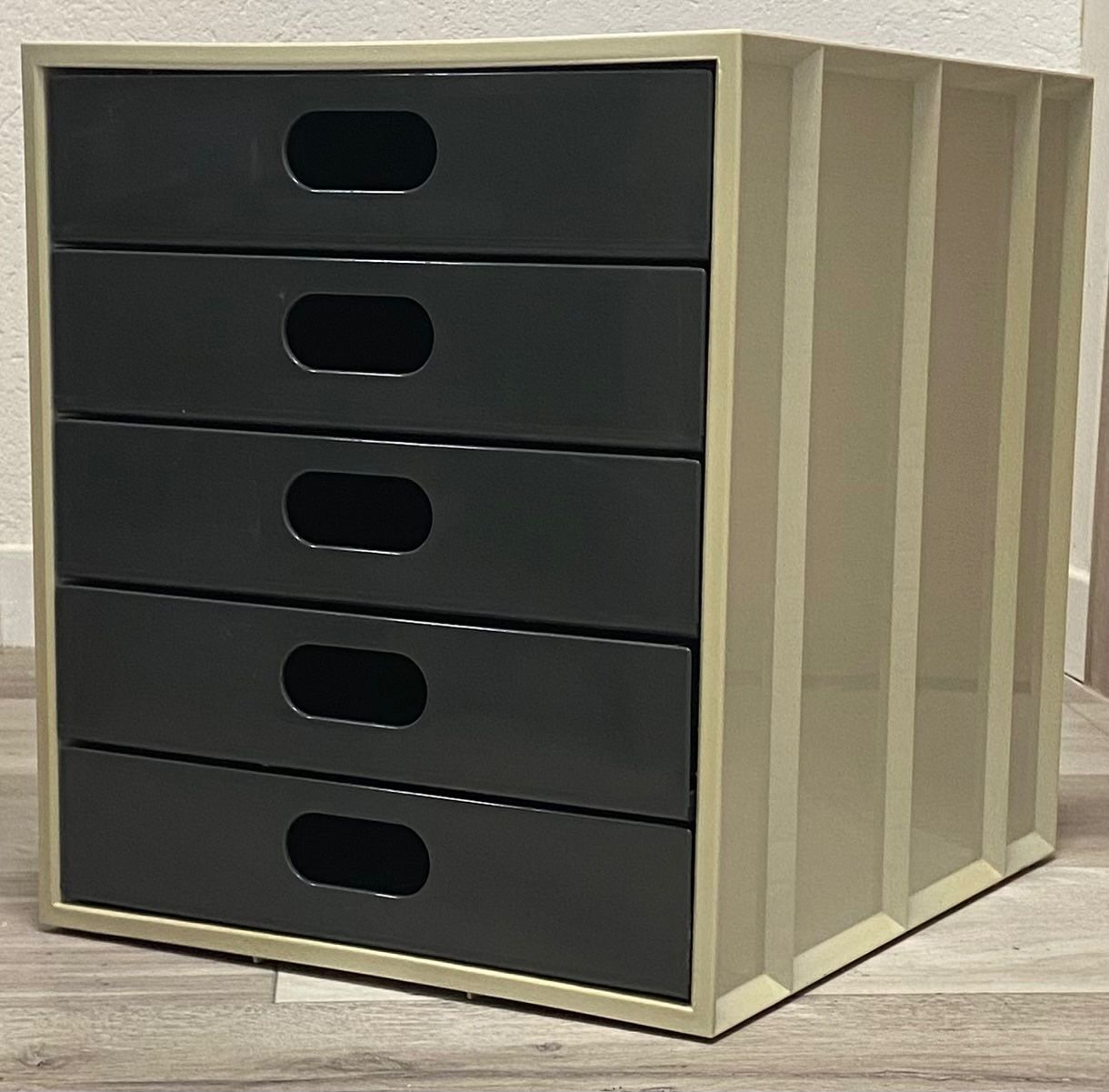 Ablagesysteme: Schubladenbox 5 Fächer hellgrau/dunkelgrau für A4 Ablage – Gebraucht aus Ennetmoos von Tabakfrei 1