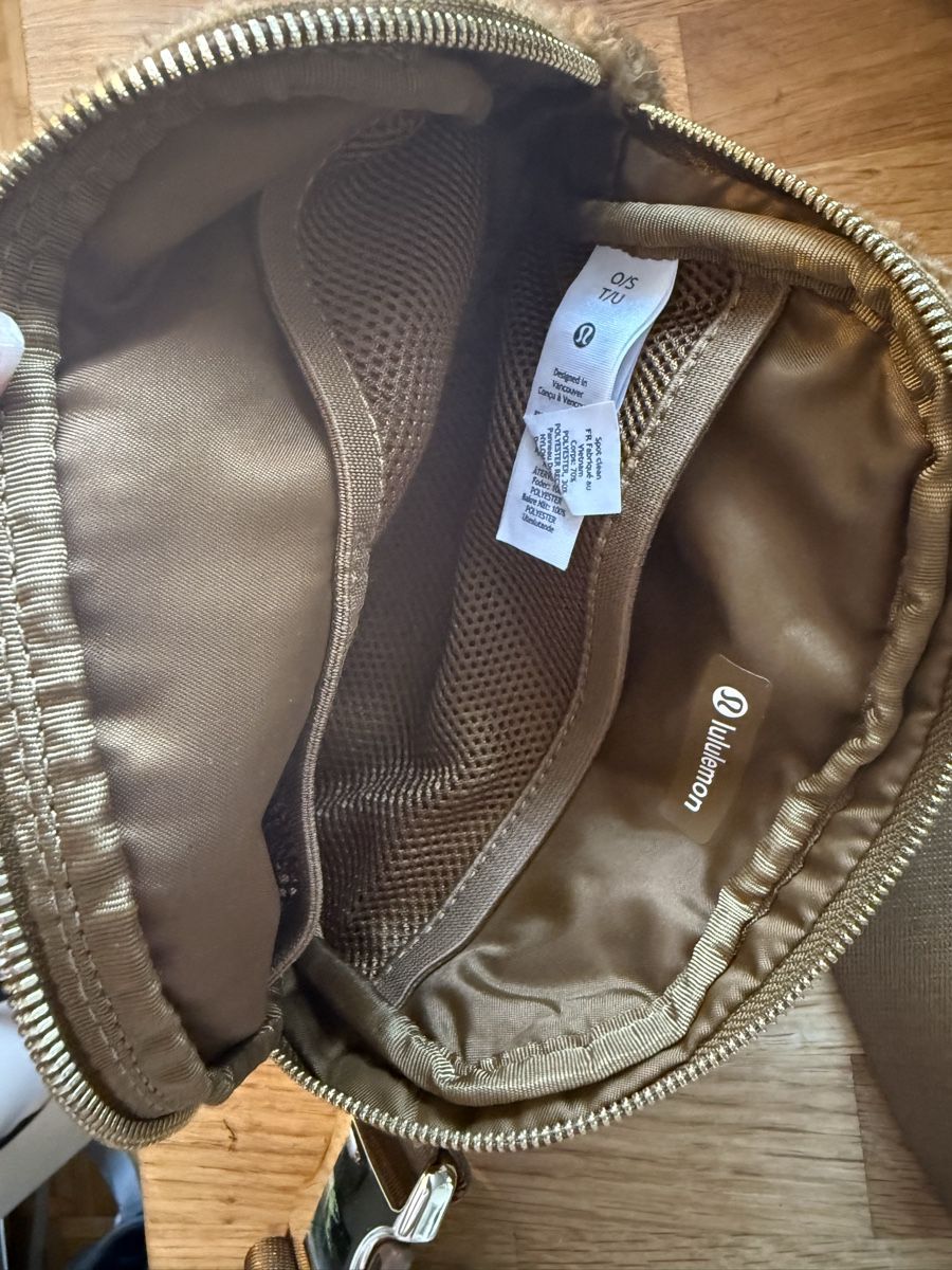 Lululemon Taschen für Damen: Lululemon Crossbody Bag – Neu (gemäss Beschreibung) aus Meilen von NHirs96 3