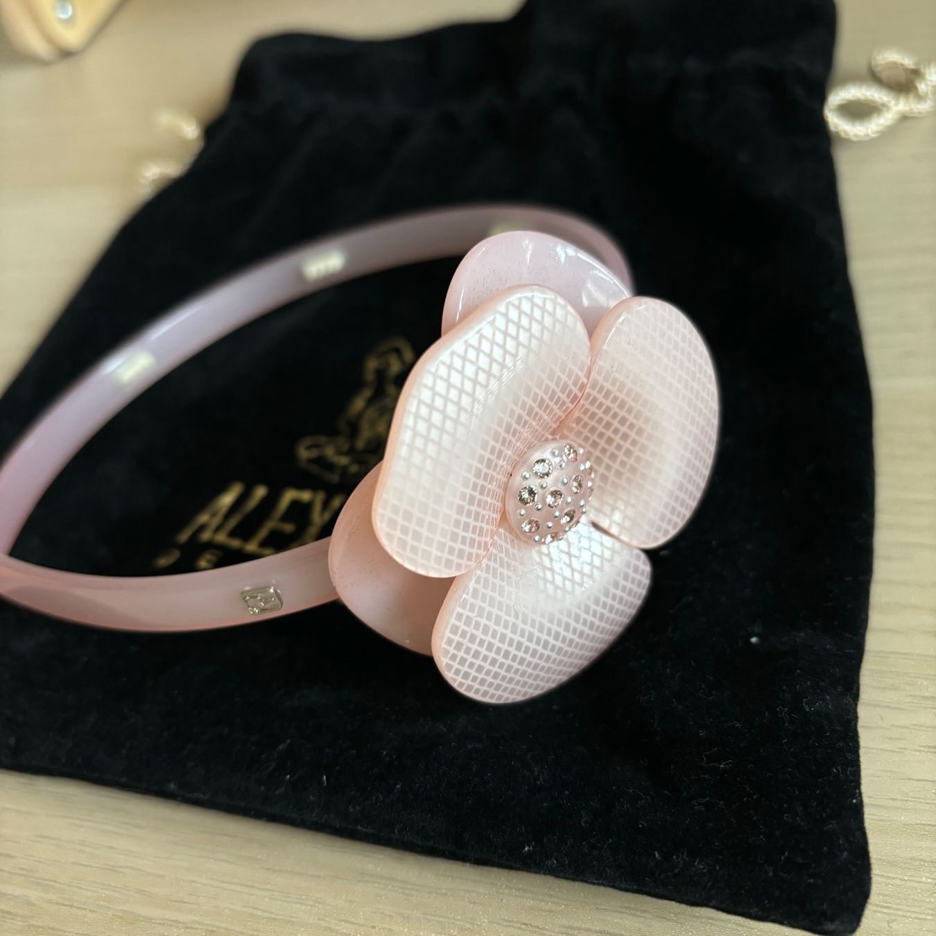 Accessori per capelli: Alexandre de Paris, Serre-tête rose à fleur – Usato da Veyrier venduto da MargaritaR