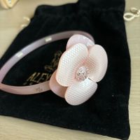Alexandre de Paris, Serre-tête rose à fleur