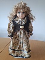 Schöne Porzellanpuppe mit blonde Locken