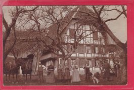 BAUERNHAUS MIT FAMILIE UND KNECHTSCHAFT, 26.11.1905