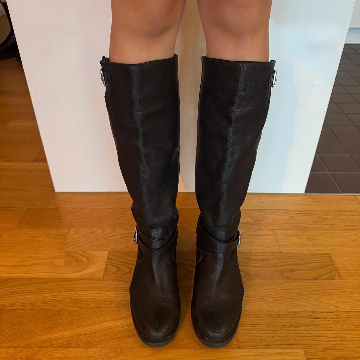 Scarpe da donna: leather black under-the-knee boots – Usato da Zürich venduto da M4xi_13 1