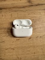 Apple AirPods Pro Ladecase (2. Gen.) mit einem Ohrhörer