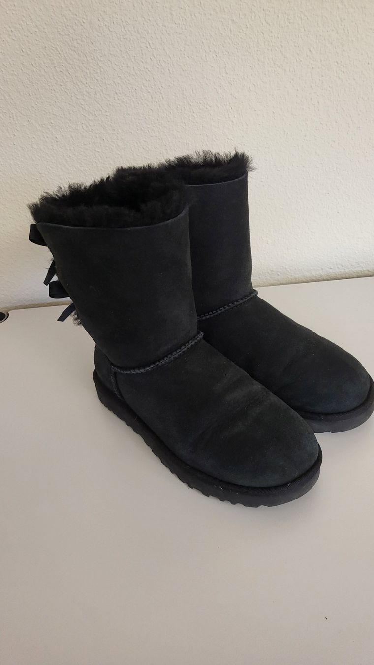 Ugg Scarpe da donna: UGG Bailey Bow II Boot - Grösse 37 - neuwertig – Nuovo (secondo la descrizione) da Wollerau venduto da jes_lp7w