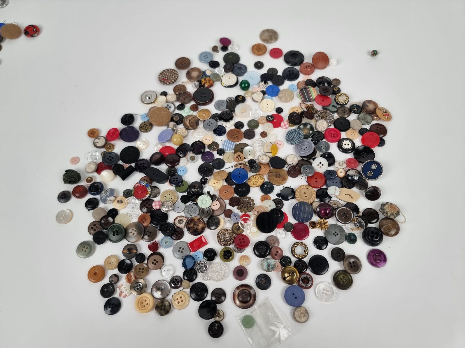 Bottoni: 1 kg Knopfsammlung gemischt – Usato da Urtenen-Schönbühl venduto da Restwert_Schoenbuehl 3