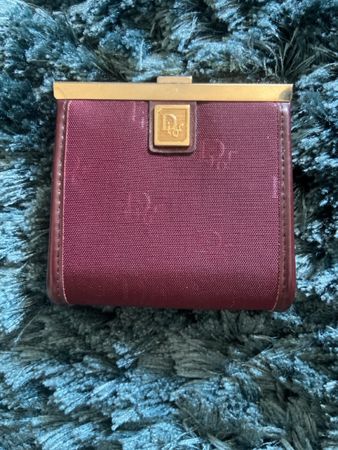 porte-monnaie Christian Dior bordeaux!