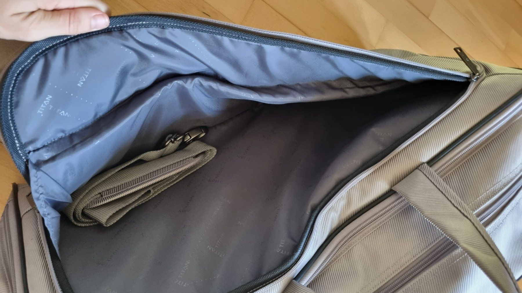 Taschen: TITAN Reisetasche silbern, 1x gebraucht – Gebraucht aus Wohlen AG von stephanieAG 5