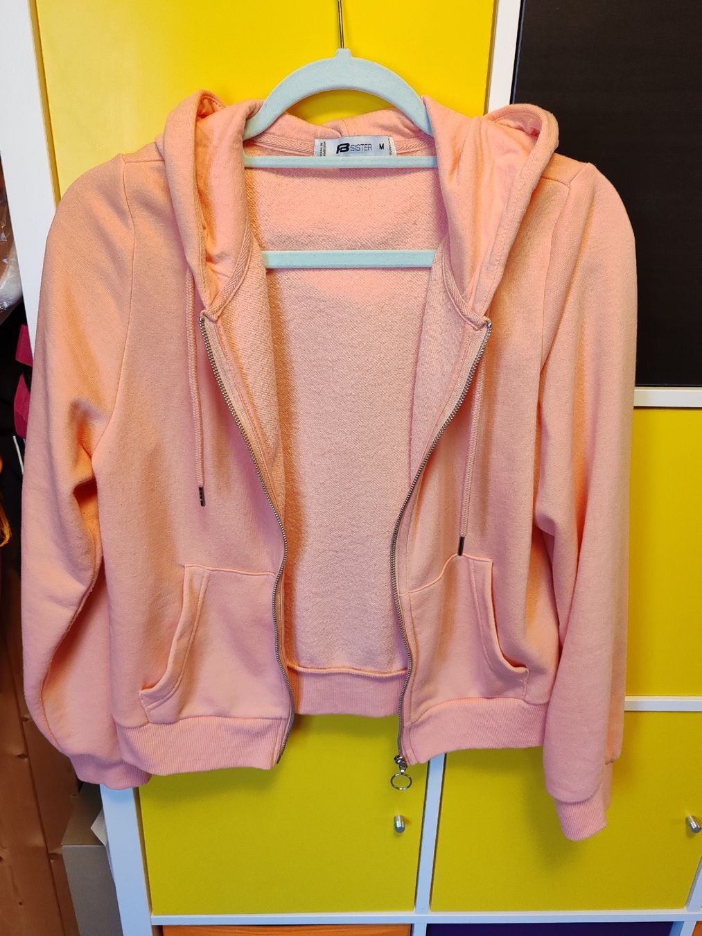 Kleiderpakete: 2x FB Sister Kapuzenpullover Hoodies Gr. M – Gebraucht aus Untervaz von DoniWii1985
