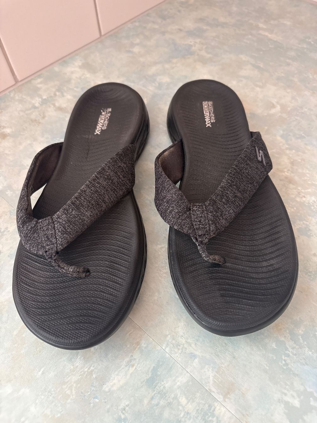 Skechers Damenschuhe: Sketcher Flip Flops schwarz-grau, Grösse 40 – Gebraucht aus Züberwangen von are1968