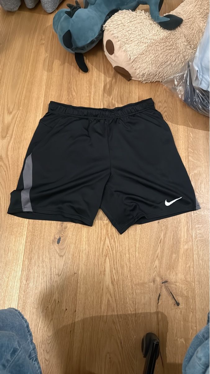 Nike Hosen: Nike Trainingsshorts mit normalen Gebrauchsspuren – Gebraucht aus Rapperswil BE von yar_l85r