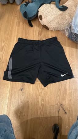 Nike Trainingsshorts mit normalen Gebrauchsspuren
