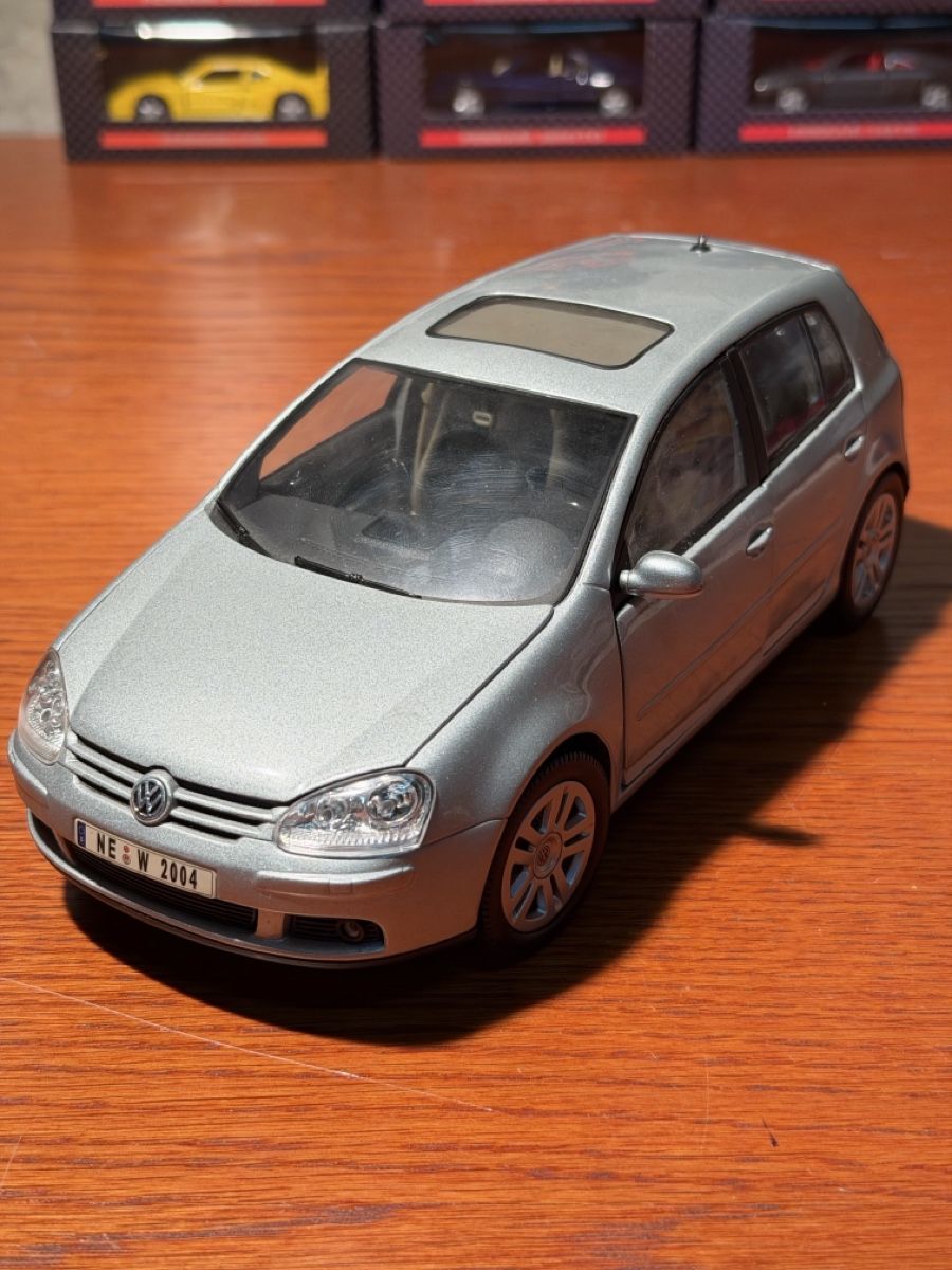 Bburago Modellautos: Volkswagen Golf V, 2004, Silver - Bburago Model Car – Gebraucht aus Lausanne von vas_cdb2