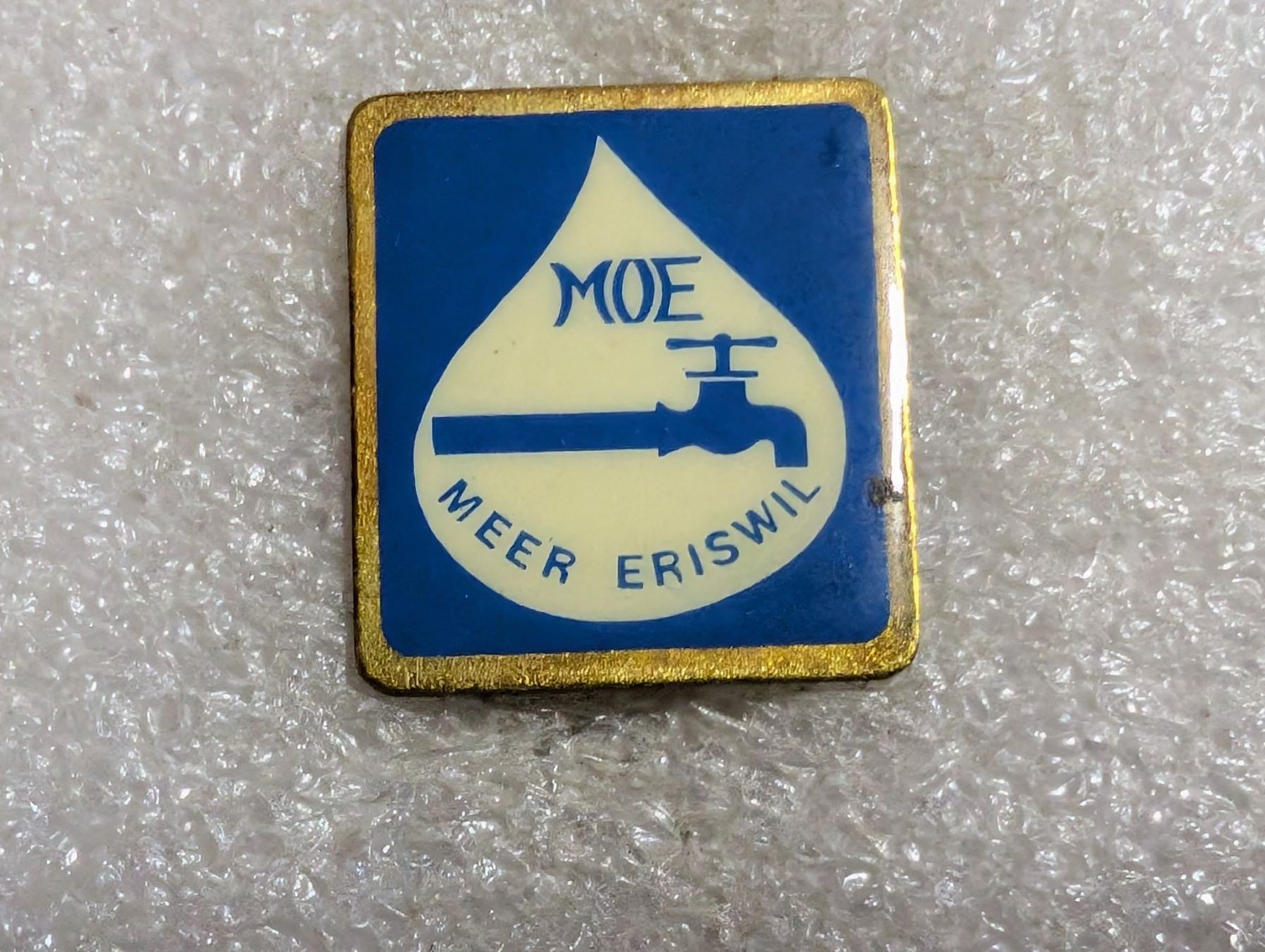 Placchette & Badge: Ansteckpin 243: MOE – Usato da Oppligen venduto da Pin-Fall-Shop
