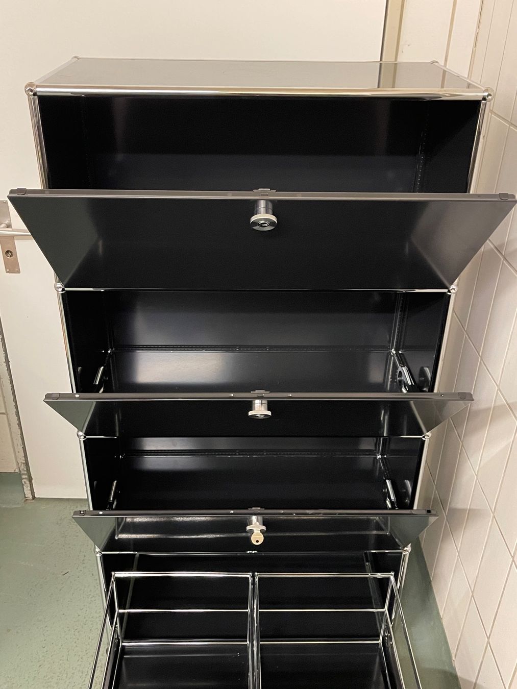 USM Scaffali: USM Haller Sideboard 1x4 Mit Schlüssel – Usato da Dietikon venduto da Kumar_Occasionen 4